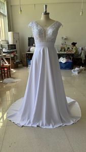 Nuovo Arrivo Abito da Sposa Sirena Sottile con Scollo a V e Piccola Coda, Ideale anche per Serate Eleganti - Product Image 5