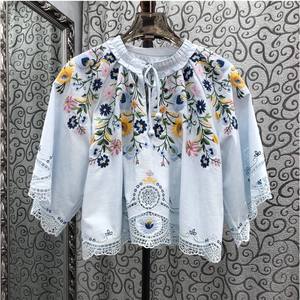 Camicetta di design di alta qualità nuova <span class=keywords><strong>camicia</strong></span> 2025 autunno <span class=keywords><strong>manica</strong></span> a pipistrello lussuose camicette floreali larghe bianche blu - Product Image 3