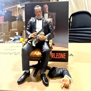 Statua GK del <span class=keywords><strong>Padrino</strong></span> Vito <span class=keywords><strong>Corleone</strong></span> Edizione 1972, Modello in PVC Ecologico, Action Figure in Confezione - Product Image 4