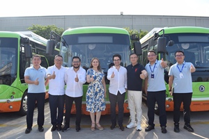 Autocar de tourisme robuste et lourd, 17500 kg de charge utile, moteur diesel - Product Image 6