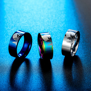 Un anillo de acero de titanio único, creativo y moderno con un lobo solitario bajo la luz de la luna, un pieza de joyería poderosa y a la moda. - Product Image 2