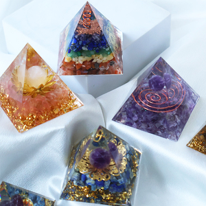 Ornamen Piramida Organit Resin Kristal Penyembuh Chakra Berukir Warna-warni 5cm Grosir - Product Image 5