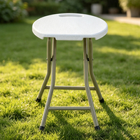 Nouvelle Arrivée Tabouret Pliant Portable en Plastique Moulé par Soufflage avec Poignée de Transport, Pieds Métalliques Antidérapants, Design Ferme, Utilisation Extérieure pour Villa