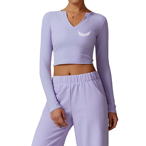 Top Corto de Manga Larga con Cuello en V para Mujer, Color Sólido, Logotipo Bordado en la Parte Delantera, Transpirable, Ropa de Yoga y Fitness, Corte Regular, Spandex y Poliéster - Product Image 1