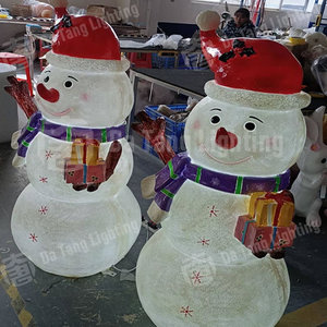 Les lumières des bonhommes de neige illuminent les rues, les parcs et les expositions de jardins d'hiver pendant les fêtes. - Product Image 4
