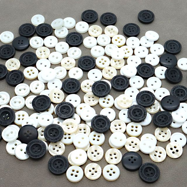 Custom LOGO Shirt Button Round 4 Hole Resin Buttons for Men & Women Clothes 4 Eyes White & Black Plastic Buttons Wholesale