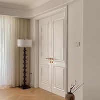 Porte d'entrée double en bois massif de style classique avec panneaux en bois, idéale pour les maisons de luxe