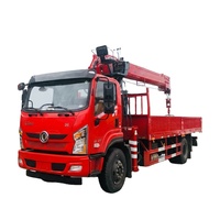 Camion-grue de chantier dédié au levage de matériaux de construction, à l'installation de structures en acier et au transport sur site