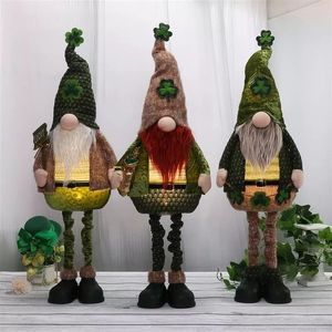 Juego de 3 Gnomos de Peluche Verdes Irlandeses con Luz Cálida y Trébol, para Regalo Festivo - Product Image 2
