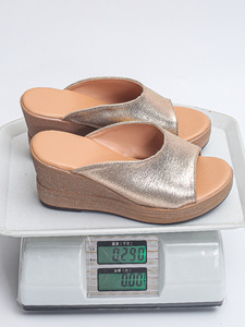 Sandales compensées en <span class=keywords><strong>cuir</strong></span> verni noir en gros d'usine - Sandales décontractées à bout ouvert avec bride à la cheville pour femmes - Product Image 6