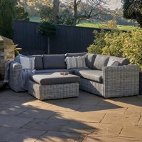 Wasserdichtes Gartenmöbel-Set aus Polyrattan für Hotels: Robustes Outdoor-Lounge-Sofa mit Ottoman