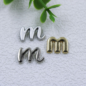 Étiquettes métalliques à trou de couture 3D <span class=keywords><strong>en</strong></span> alliage personnalisé Logo de marque Lettres anglaises Petite étiquette <span class=keywords><strong>en</strong></span> métal pour vêtements Sac à main Chapeaux Accessoires - Product Image 4
