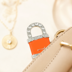 Prêt à expédier : Cadenas de luxe Mandarin Orange, haut de gamme, <span class=keywords><strong>chic</strong></span>, avec diamants étincelants et logo métallique de créateur - Product Image 1