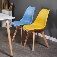 Chaise de salle à manger de bureau en plastique tulipe rembourrée sans bras en bois massif de style nordique
