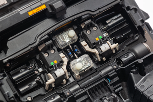 Épisseuse à alignement de cœur Fujikur 99S, double chargement de fibres, pour réseau maillon principal FTTH, mise à niveau 90S+, perte de 0,02 dB, écran TFT 5 pouces - Product Image 3