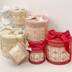 Boîte cadeau ronde vintage romantique avec nœud en satin rouge et motif de lustre pour l'emballage de bijoux - Product Image 4