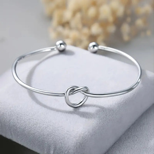 Bracciale a Nodo di Cuore per Donne, Accessorio da Polso Semplice per Uso Quotidiano, Gioiello di Moda - Product Image 2