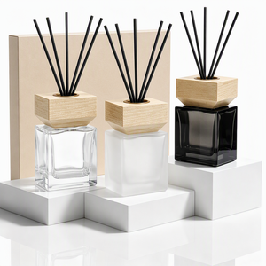 Bouteilles de diffuseur à roseaux <span class=keywords><strong>en</strong></span> <span class=keywords><strong>verre</strong></span> carrées vides <span class=keywords><strong>en</strong></span> gros, 100ml, 150ml, 200ml, avec couvercles <span class=keywords><strong>en</strong></span> bois noir, logo personnalisé pour la décoration intérieure - Product Image 3