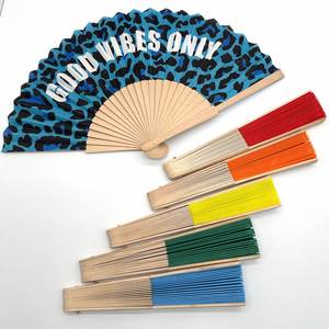 Abanico de Mano de Bambú con Impresión Personalizada, Abanico Plegable de Madera Rojo para Decoración, Precio de Fábrica, para Bodas - Product Image 2