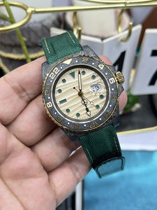 Reloj GMT de Diseño Personalizado para Hombre, Movimiento Automático, Caja de Fibra de Carbono, Correa Verde, Detalles en Oro de Lujo - Product Image 5