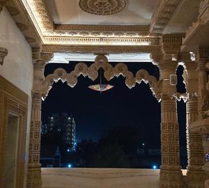 Grand portique en grès avec des piliers patrimoniaux sculptés à la main avec une élégance exquise et des sculptures architecturales intemporelles - Product Image 1