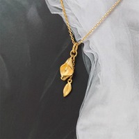 Nouveau collier en acier inoxydable de gland de fleur de lys de Calla d'or pour des dames chaîne de clavicule exquise rétro douce et polyvalente
