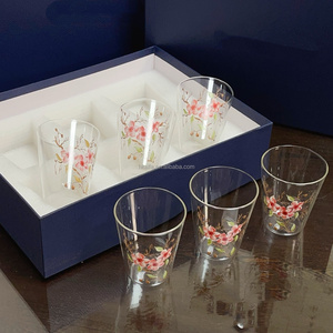 Copa de vino de estilo lujoso Art Deco, ligera y fresca, con patrón martillado, pintada a mano, ecológica. - Product Image 3