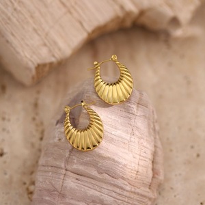 Boucles d'oreilles Huggie Minimalistes Vintage en Acier Inoxydable Texturé, Formes Multiples (Cœur, Étoile, Éventail, C) Anti-allergie, Élégantes pour Femmes de Bureau - Product Image 6