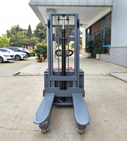 Chariot élévateur électrique vertical pour l'empilage de rayonnages d'entrepôt et la manutention de matériaux en usine