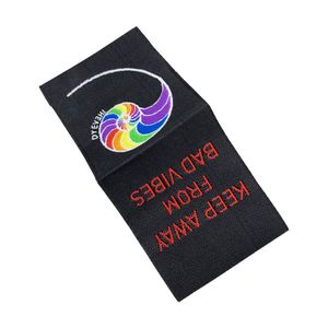 Étiquettes tissées personnalisées, étiquettes tissées colorées pour le cou, étiquettes tissées pliées en damassé pour vêtements - Product Image 1
