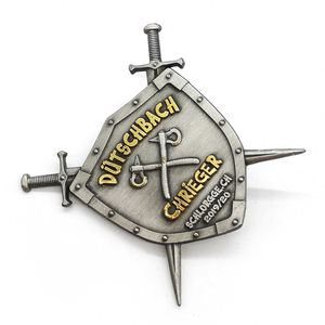 Badge personnalisé en métal 3D, plaqué or et nickel antique bicolore, motif épée, bouclier, hache, épingle de revers, logo de marque en métal sur mesure, souvenir - Product Image 2
