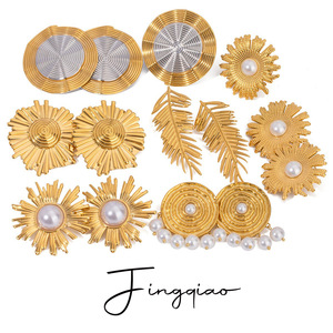 Boucles d'oreilles pendantes Yueli Fashion en alliage de zinc doré, motif fleur et feuille, ensemble de bijoux de fête - Product Image 1