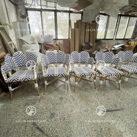 Chaise de bistrot d'extérieur en osier, structure en rotin naturel, tressage bleu chevron, fauteuil de loisirs robuste pour restaurant et hôtel, Émirats arabes unis