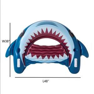 Chaise longue gonflable en PVC colorée MAKE WAVES en forme de requin avec porte-gobelet pour la détente au bord de la piscine - Product Image 6