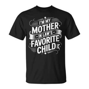 Camiseta con el mensaje: Soy el niño favorito de mi suegra, humor familiar - Product Image 1