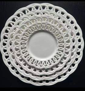 Service de table de luxe avec <span class=keywords><strong>assiettes</strong></span> <span class=keywords><strong>creuses</strong></span> en céramique blanches personnalisées avec motif rond pour mariages, restaurants et fêtes - Product Image 1