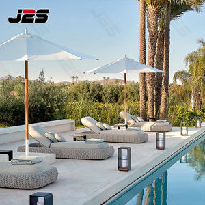 Chaise longue d'extérieur à cadre en osier avec coussins pour la relaxation au bord de la piscine - Product Image 1