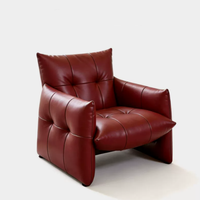 Canapé simple minimaliste italien conçu pour le salon et la chambre à coucher. Canapé simple et confortable. Fauteuil individuel rouge style Bauhaus.