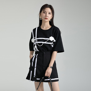 Jupe courte de haute qualité, design de niche, noir et <span class=keywords><strong>blanc</strong></span> contrastés, avec décoration florale 3D et taille élastique - Product Image 3