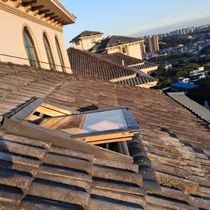 Fenêtre de toit à pivot central en bois recouvert d'aluminium, à double vitrage, écoénergétique, pour la ventilation des greniers et des combles sur toits en pente - Product Image 5