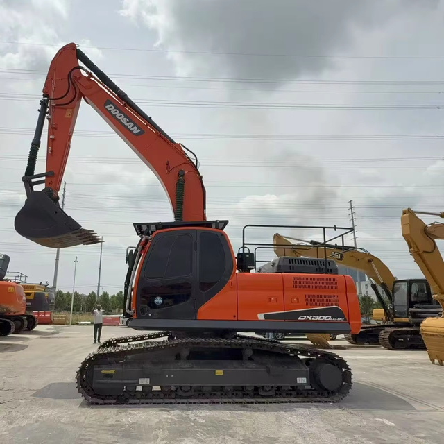 Used Doosan DX300LC-9C/DX300LCA Excavators Cummins Engine 3m Bucket 30 Ton Good Working Condition Crawlers Motor Gearbox Pump