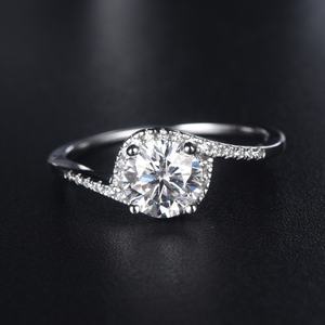 Anillo de Compromiso de Plata con Baño de Rodio y Moissanita Hecho a Medida con Engaste de Puntas, Certificado por GRA - Product Image 2