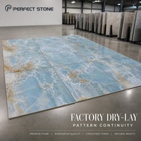 Dalle translucide polie en onyx bleu glace PerfectStone, pierre naturelle de luxe, pour hall d'hôtel de prestige et projets d'aménagement intérieur de villas