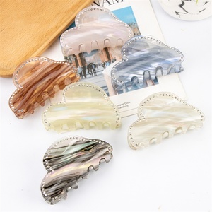 Pince à <span class=keywords><strong>cheveux</strong></span> quotidienne de style européen et américain avec un motif nuage ambré brillant et des strass en acrylique <span class=keywords><strong>pour</strong></span> femmes - Product Image 1