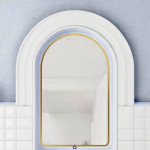 Miroir de salle de bain avec cadre en alliage d'aluminium, grossissant, design graphique, finition dorée, montage mural, alimentation par prise, pour usage hôtelier - Product Image 3
