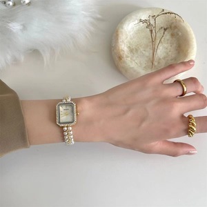 Léger <span class=keywords><strong>luxe</strong></span> tempérament Bracelet montres bas prix bijoux femme niche mode tendance français perle Bracelet <span class=keywords><strong>montre</strong></span> à quartz - Product Image 1