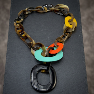 Collar de Cuerno de Búfalo Ovalado Hecho a Mano de Lujo para Mujer, Diseño Ecológico, Materiales Naturales, Calidad Premium, FWE Moderno - Product Image 1