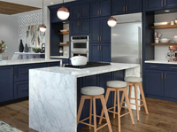 Ensemble d'armoires de cuisine de luxe bleu marine du Vermont, portes en bois massif mat, îlot intégré, imperméable, pour la rénovation de cuisine