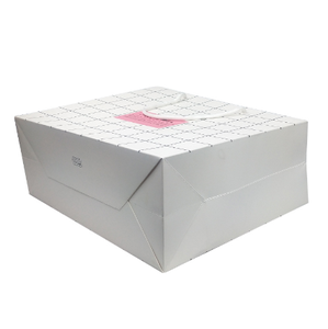 ถุงกระดาษลายทางสีชมพูอ่อนและสีขาวแบบกำหนดเองจากโรงงานจีนขายส่ง พร้อมหูหิ้วแบบผูกปม สำหรับร้านเสื้อผ้าแฟชั่น - Product Image 4