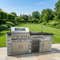 Îlot de cuisine extérieur en pierre culturelle sur mesure avec barbecue à gaz, évier de lavage des mains, refroidisseur de boissons, cuisine de fête extérieure
